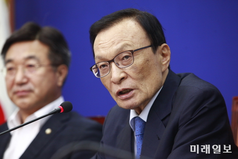 이해찬 더불어민주당 대표가 2일 오후 서울 여의도 국회에서 열린 더불어민주당 제13차 정례 기자간담회에 참석해 현안관련 취재진의 질문을 대답하고 있다./사진=장건섭 기자