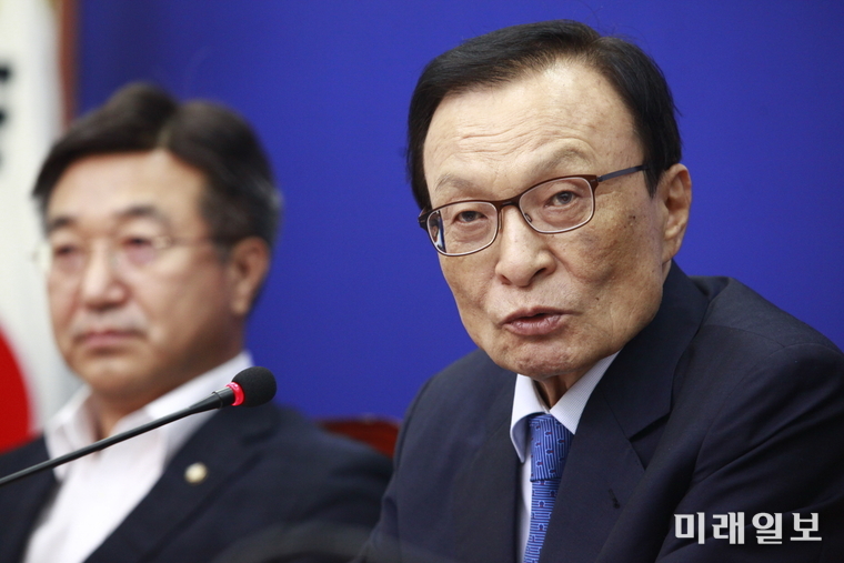 이해찬 더불어민주당 대표가 2일 오후 서울 여의도 국회에서 열린 더불어민주당 제13차 정례 기자간담회에 참석해 현안관련 발언을 하고 있다./사진=장건섭 기자