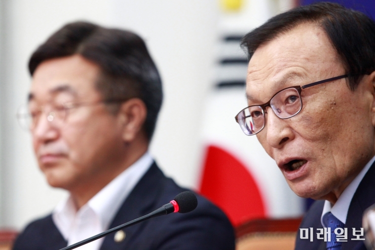 이해찬 더불어민주당 대표가 2일 오후 서울 여의도 국회에서 열린 더불어민주당 제13차 정례 기자간담회에 참석해 현안관련 취재진의 질문을 대답하고 있다./사진=장건섭 기자