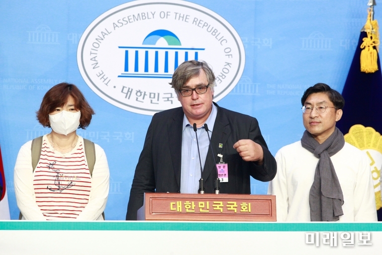 나일 무어스(Nial Moores) 박사(생와생명의터 대표)가 8일 오전 서울 여의도 국회 소통관에서 화성습지 보호지역 지정 촉구 기자회견을 하고 있다./사진=장건섭 기자