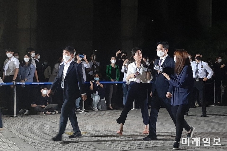 경영권 부정 승계 의혹을 받고 있는 이재용 삼성전자 부회장이 8일 오후 서초구 서울중앙지방법원에서 열린 영장실질심사를 마친 뒤 법정을 나서고 있다./사진=홍재현 기자