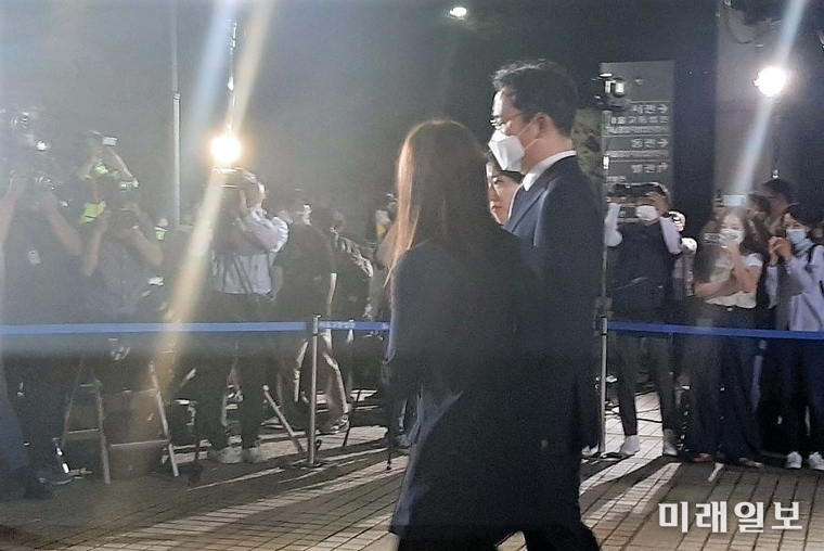 경영권 부정 승계 의혹을 받고 있는 이재용 삼성전자 부회장이 8일 오후 서초구 서울중앙지방법원에서 열린 영장실질심사를 마친 뒤 법정을 나서고 있다./사진=홍재현 기자
