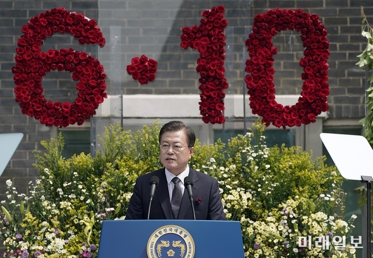 문재인 대통령이 10일 오전 서울 용산구 남영동 민주인권기념관 예정지(옛 치안본부 남영동 대공분실)에서 열린 제33주년 6·10민주항쟁 기념식에서 기념사를 하고 있다./사진=청와대 제공