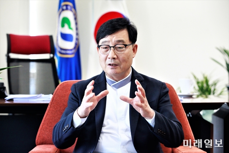 정인성 남북하나재단 이사장이 지난 8일 오후 서울 마포구 새창로 남북하나재단 사무실 5층 이사장실에서 가진 인터뷰에서 기자의 질문에 대답하고 있다./사진=장건섭 기자