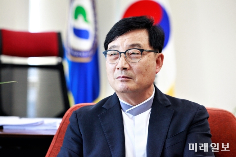 정인성 남북하나재단 이사장이 지난 8일 오후 서울 마포구 새창로 남북하나재단 사무실 5층 이사장실에서 가진 인터뷰에서 기자의 질문을 듣고 있다./사진=장건섭 기자