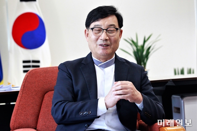 정인성 남북하나재단 이사장이 지난 8일 오후 서울 마포구 새창로 남북하나재단 사무실 5층 이사장실에서 가진 인터뷰에서 기자의 질문에 대답하고 있다./사진=장건섭 기자