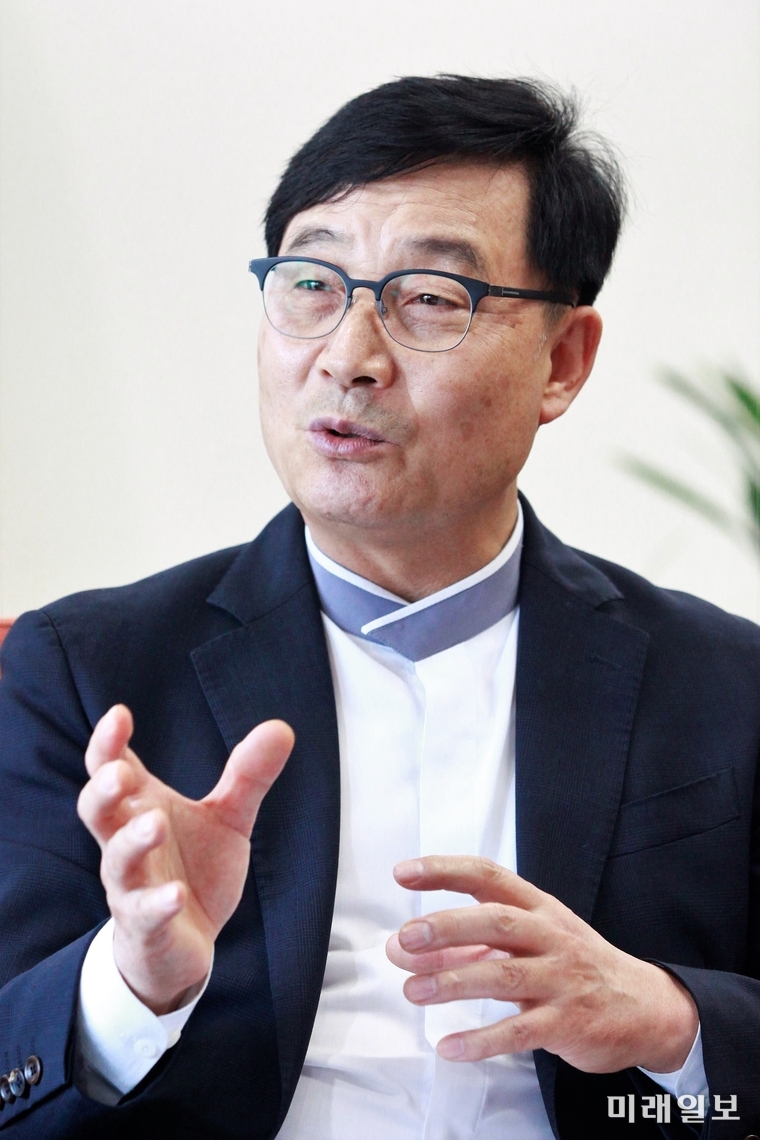 정인성 남북하나재단 이사장이 지난 8일 오후 서울 마포구 새창로 남북하나재단 사무실 5층 이사장실에서 가진 인터뷰에서 기자의 질문에 대답하고 있다./사진=장건섭 기자