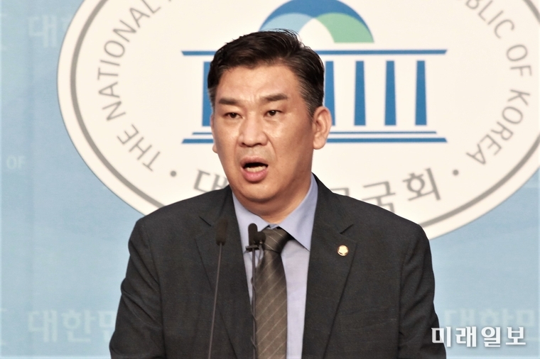 최승재 미래통합당 의원이 11일 오전 서울 여의도 국회 소통관에서 열린 소상공인복지법 관련 기자회견에서 발언하고 있다./사진=장건섭 기자