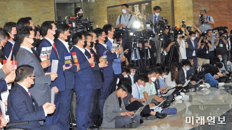 미래통합당 의원들이 15일 오후 서울 여의도 국회에서 열린 의원총회에서 더불어민주당을 규탄하는 피켓을 들고 구호를 외치고 있다./사진=장건섭 기자