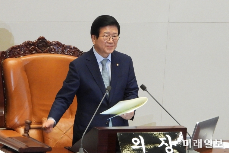 박병석 국회의장이 15일 오후 본회의에서 법제사법위원장, 기획재정위원장, 외교통일위원장, 국방위원장, 산업통상자원중소벤처기업위원장, 보건복지위원장 등 6개 상임위원장 선거 의사일정을 상정하고 있다./사진=장건섭 기자