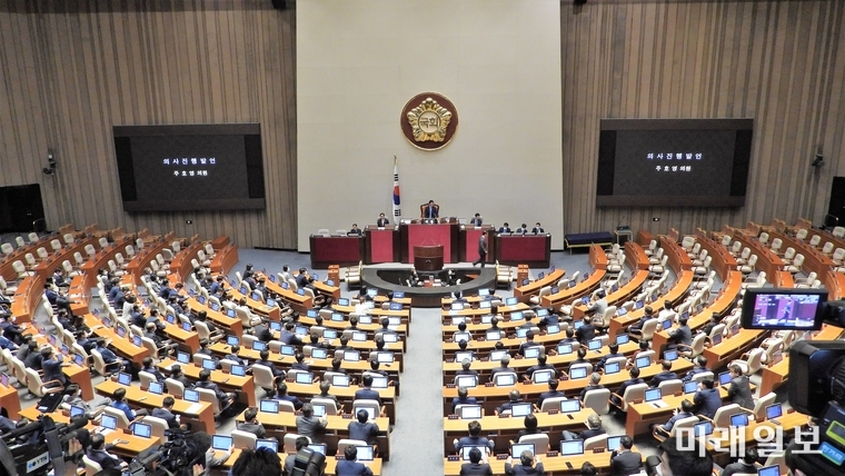 주호영 미래통합당 원내대표가 15일 오후 서울 여의도 국회 본회의장에서 미래통합당 의원들이 불참한 가운데 제379회국회(임시회) 제5차 본회의에 홀로 참석해 의사진행 발언을 마치고 퇴장하고 있다./사진=장건섭 기자