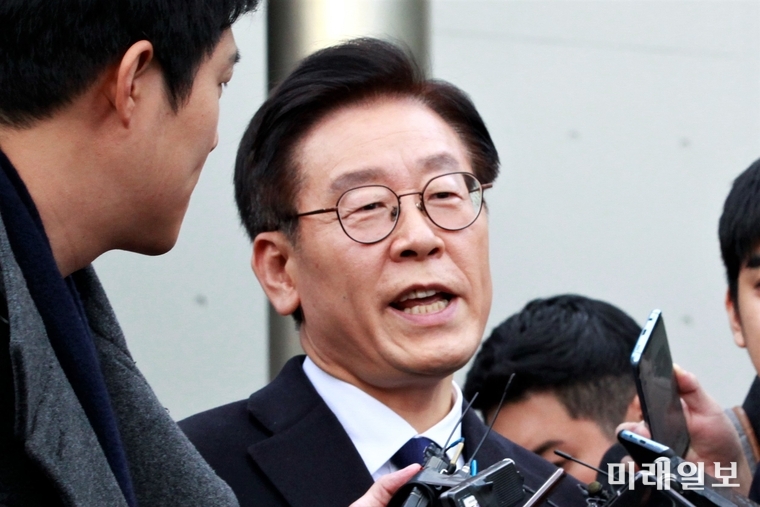 이재명 경기도지사 지난 2018년 10월 29일 오전 경기도 성남시 분당경찰서에서 피고발인 신분으로 조사를 받기 위해 들어가고 있다./사진=장건섭 기자