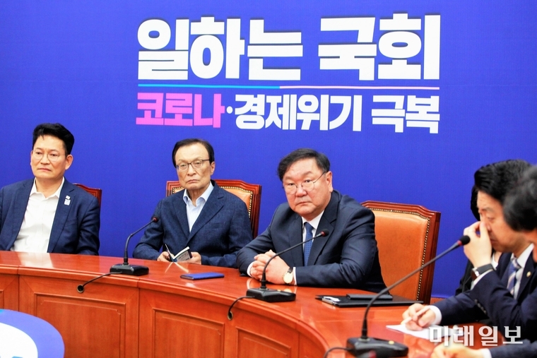 이해찬 더불어민주당 대표, 김태년 원내대표, 송영길 국회 외교통일위원장 및 국회 외통위 민주당 의원들이 북한이 개성공단 내 남북연락사무소를 폭파한 16일 오후 서울 여의도 국회에서 긴급 대책회의를 하고 있다./사진=장건섭 기자