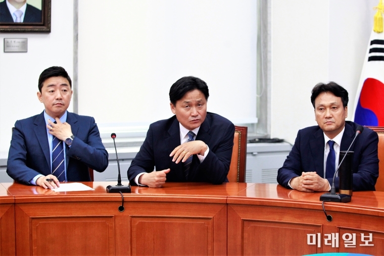 강훈식 더불어민주당 수석원내 대변인, 김영진 총괄원내수석부대표, 외통위 소속 안민석 의원이 북한이 개성공단 내 남북연락사무소를 폭파한 16일 오후 서울 여의도 국회에서 열린 긴급 대책회의에 참석하고 있다./사진=장건섭 기자