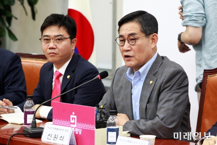 16일 오후 서울 여의도 국회에서 개성 남북공동연락사무소 폭파와 관련해 열린 미래통합당 외교안보특별위원회 긴급회의에서 신원식 의원(오른쪽)이 발언하고 있다./사진=장건섭 기자