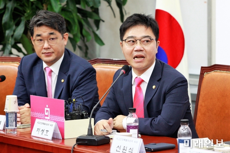 16일 오후 서울 여의도 국회에서 개성 남북공동연락사무소 폭파와 관련해 열린 미래통합당 외교안보특별위원회 긴급회의에서 지성호 의원(오른쪽)이 발언하고 있다./사진=장건섭 기자