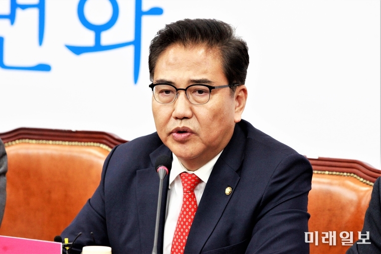 16일 오후 서울 여의도 국회에서 개성 남북공동연락사무소 폭파와 관련해 열린 미래통합당 외교안보특별위원회 긴급회의에서 박진 위원장이 발언하고 있다./사진=장건섭 기자