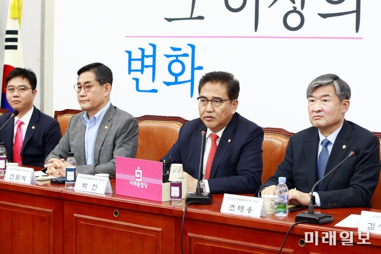 북한이 개성공단 내 남북연락사무소를 폭파한 16일 오후 서울 여의도 국회에서 박진 미래통합당 외교안보특별위원장이 긴급 대책회의를 주재하고 있다./사진=장건섭 기자