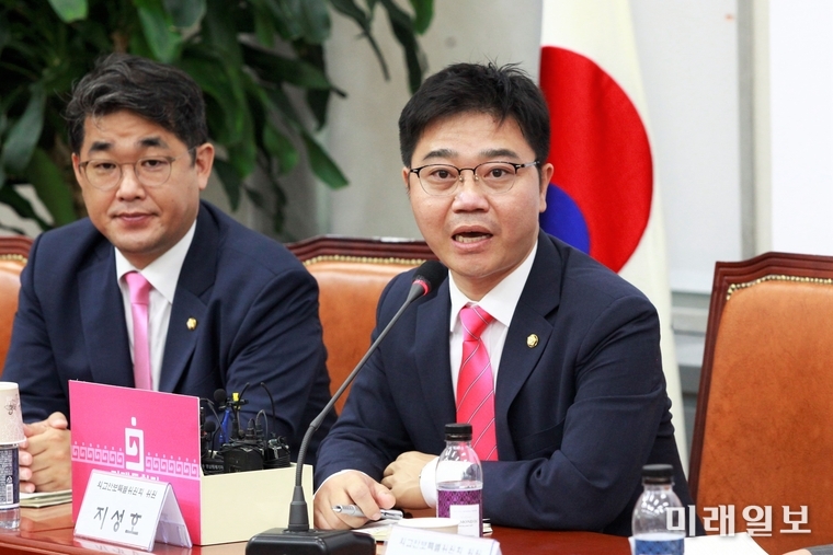16일 오후 서울 여의도 국회에서 개성 남북공동연락사무소 폭파와 관련해 열린 미래통합당 외교안보특별위원회 긴급회의에서 지성호 의원(오른쪽)이 발언하고 있다./사진=장건섭 기자