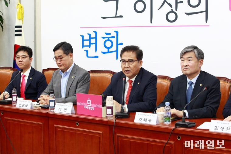북한이 개성공단 내 남북연락사무소를 폭파한 16일 오후 서울 여의도 국회에서 박진 미래통합당 외교안보특별위원장이 긴급 대책회의를 주재하고 있다./사진=장건섭 기자