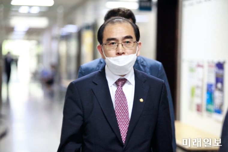 북한 외교관 출신 태영호 미래통합당 의원이 북한이 개성공단 내 남북연락사무소를 폭파한 16일 오후 서울 여의도 국회에서 열린 미래통합당 외교·안보특별위원회 긴급 대책회의에 참석하고 있다./사진=장건섭 기자