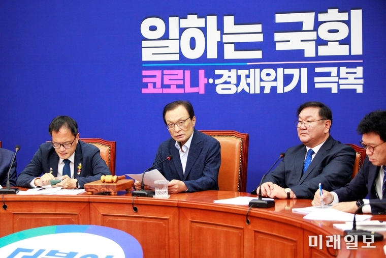 이해찬 더불어민주당 대표가 22일 서울 여의도 국회에서 열린 더불어민주당 최고위원회의에 참석해 현안관련 발언을 하고 있다./사진=장건섭 기자