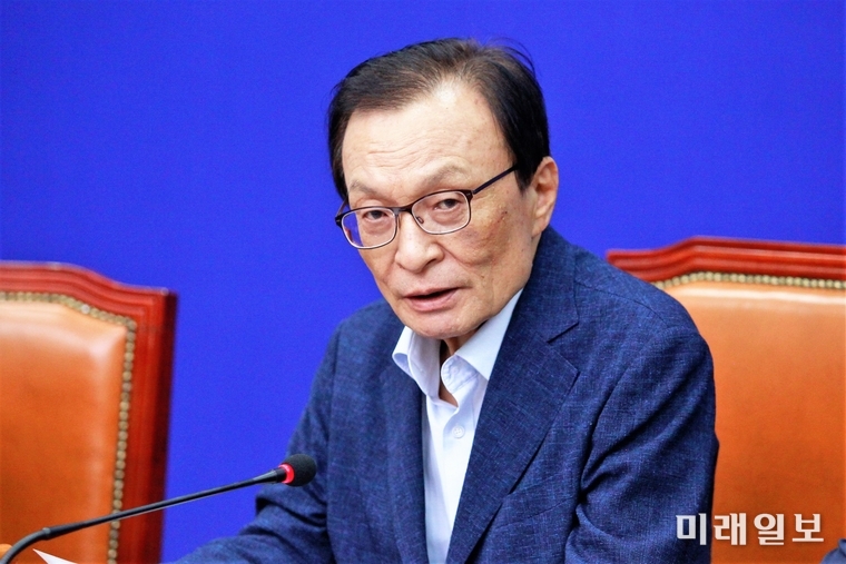 이해찬 더불어민주당 대표가 22일 서울 여의도 국회에서 열린 더불어민주당 최고위원회의에 참석해 현안관련 발언을 하고 있다./사진=장건섭 기자