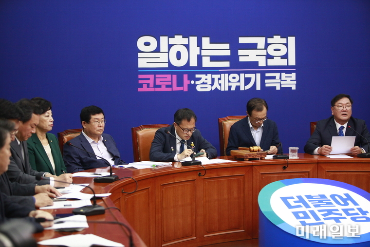 김태년 더불어민주당 원내대표(오른쪽 끝)가 22일 오전 서울 여의도 국회에서 열린 최고위원회의에서 모두발언을 하고