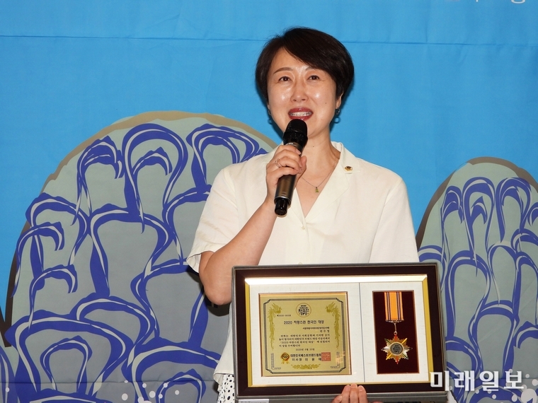 권수정 서울시의회 의원(정의당·비례대표)이 23일 오후 서울 중구 한국프레스센터 20층에서 열린 '2020년 제7회 자랑스런한국인인물대상 및 대한민국브랜드 대상' 시상식에서 대상을 수상한 후 수상소감을 밝히고 있다./사진=장건섭 기자