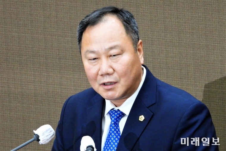 25일 오후 서울시의회 의원총회에서 진행된 제10대 서울시의회 후반기 의장에 당선된 김인호 더불어민주당 의원이 당선인사를 하고 있다./사진=장건섭 기자
