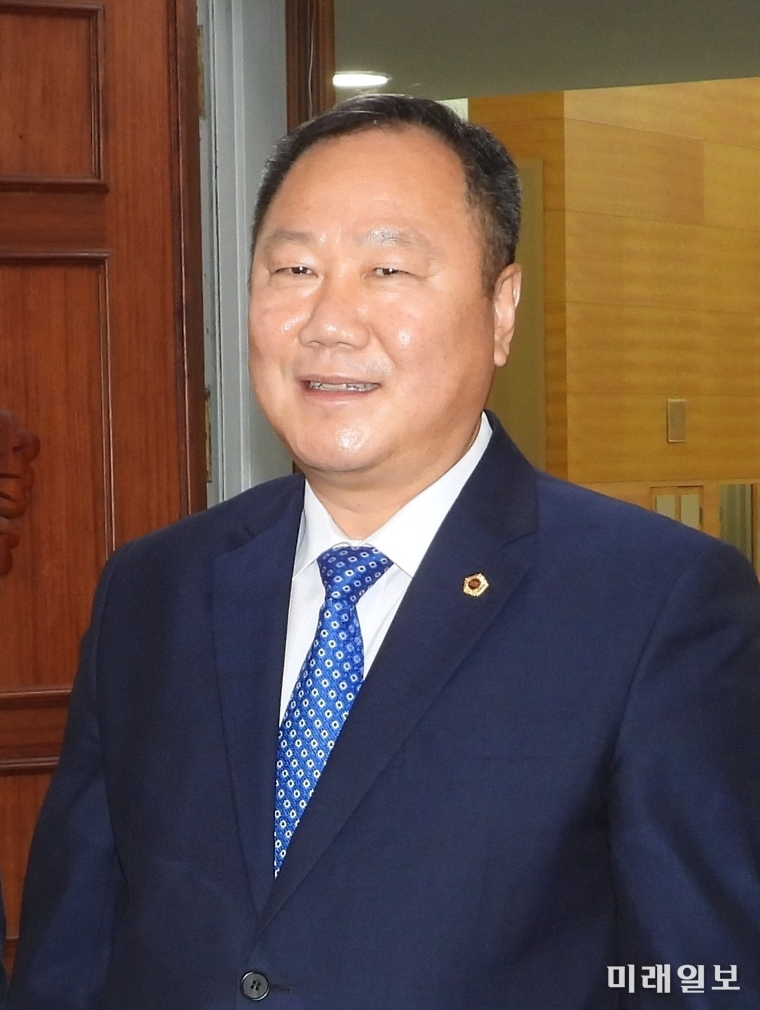 김인호 서울시의회 신임 의장 당선자가 25일 오후 서울시의회 본회의장 앞에서 언론 인터뷰를 갖고 있다./사진=장건섭 기자