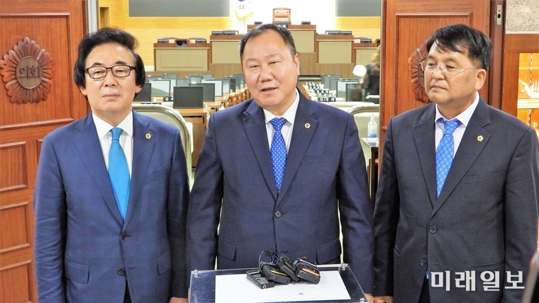 김인호 서울시의회 의장(가운데)와 김기덕 부의장(왼쪽), 김광수 부의장 당선자가 25일 오후 서울시의회 본회의장 앞에서 언론 인터뷰를 갖고 있다./사진=장건섭 기자