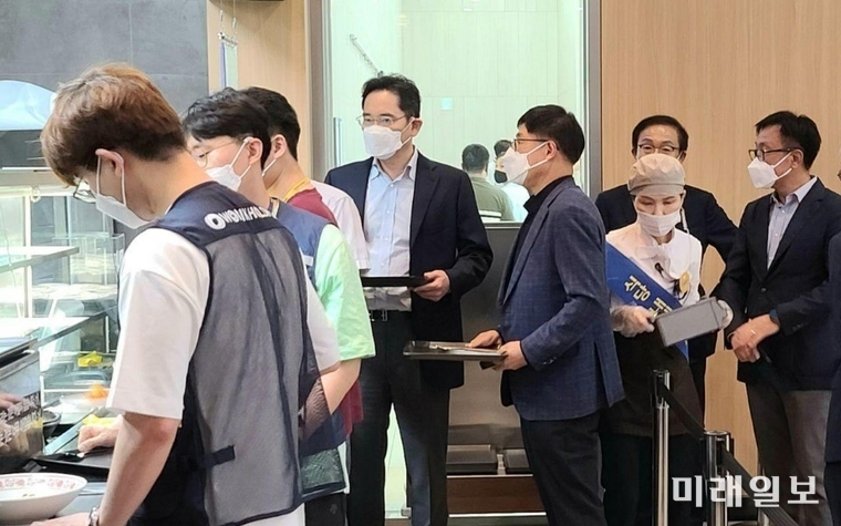 이재용 삼성전자 부회장이 삼성 구내식당에서 임직원들과 함께 식사를 하기 위해 배식을 기다리고 있다./사진=인터넷언론인연대