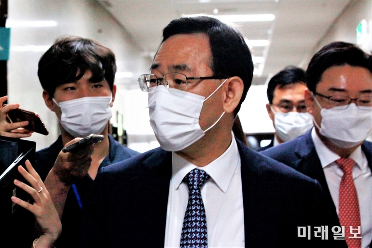 주호영 미래통합당 원내대표가 29일 오전 서울 여의도 국회에서 박병석 국회의장과 김태년 더불어민주당 원내대표와의 21대 전반기 국회 원 구성을 위한 마지막 협상이 결렬된 후 의장실을 나와 이동하며 취재진의 질문을 받고 있다./사진=장건섭 기자