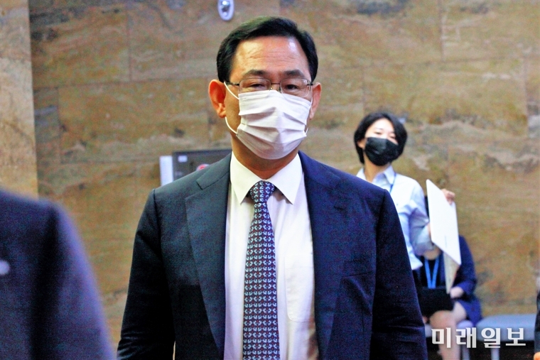 주호영 미래통합당 원내대표가 29일 오전 서울 여의도 국회에서 박병석 국회의장과 김태년 더불어민주당 원내대표와의 21대 전반기 국회 원 구성을 위한 마지막 협상이 결렬된 후 의장실을 나와 이동하고 있다./사진=장건섭 기자