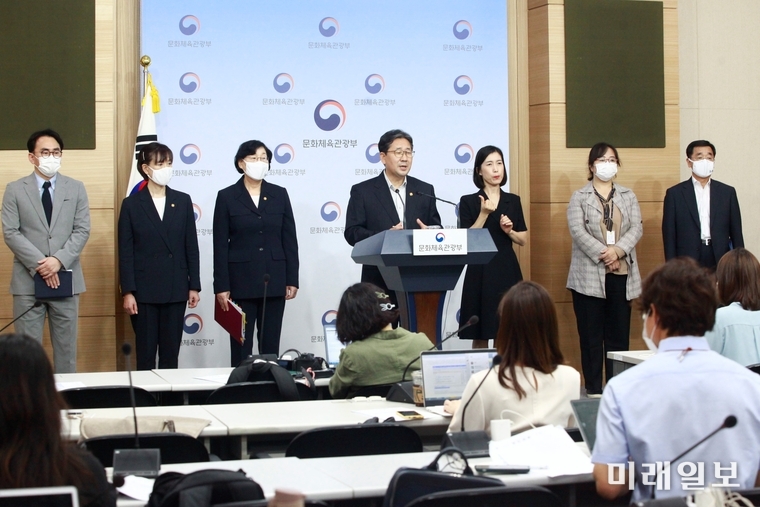 박양우 문화체육관광부 장관이 7일 오후 서울 종로구 정부서울청사 별관 브리핑룸에서 '고(故) 최숙현 선수 사건 및 체육분야 인권침해 등 철인3종 선수 인권침해 관련 회의 결과에 대해 이정옥 여성가족부 장관, 최윤희 문화체육관광부 2차관 등 관련 부처와 함께 브리핑을 하고 있다./사진=장건섭 기자