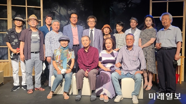 7일 오후 서울 종로구 혜화동 대학로 '공간아울'에서 개막된 극단 '원'의 제4회 정기공연 '동행'이 공연을 마친 후 출연 배우들과 극단 관계자들이 기념촬영을 하고 있다./사진=장건섭 기자
