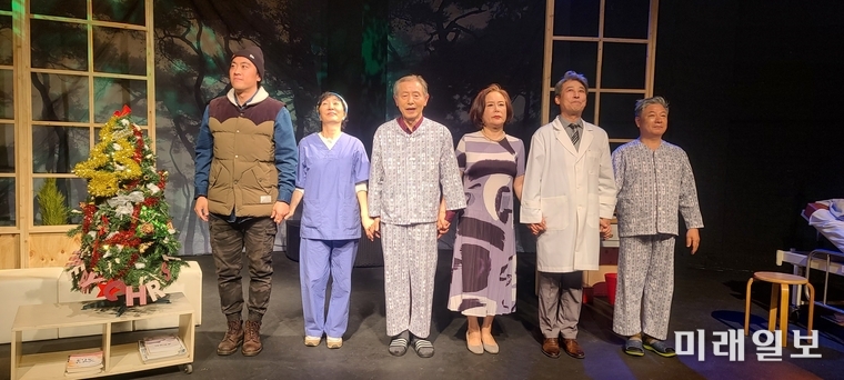 7일 오후 서울 종로구 혜화동 대학로 '공간아울'에서 개막된 극단 '원'의 제4회 정기공연 '동행'이 공연을 마친 후 출연 배우들이 관객을 향해 무대인사를 하고 있다./사진=장건섭 기자