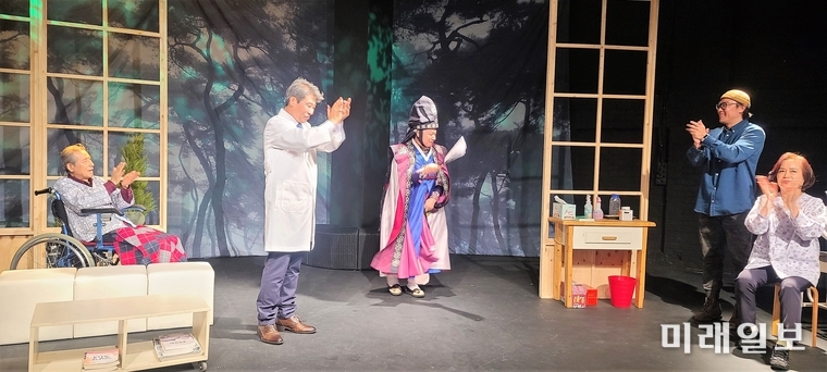 7일 오후 서울 종로구 혜화동 대학로 '공간아울'에서 개막된 극단 '원'의 제4회 정기공연 '동행'이 공연되고 있다./사진=장건섭 기자