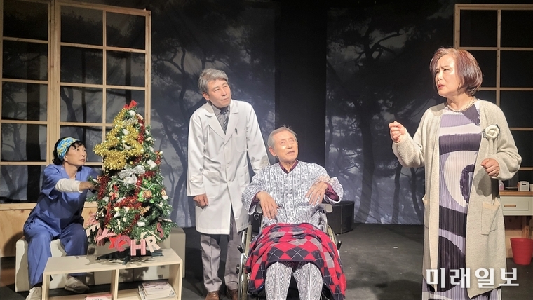 7일 오후 서울 종로구 혜화동 대학로 '공간아울'에서 개막된 극단 '원'의 제4회 정기공연 '동행'이 공연되고 있다./사진=장건섭 기자