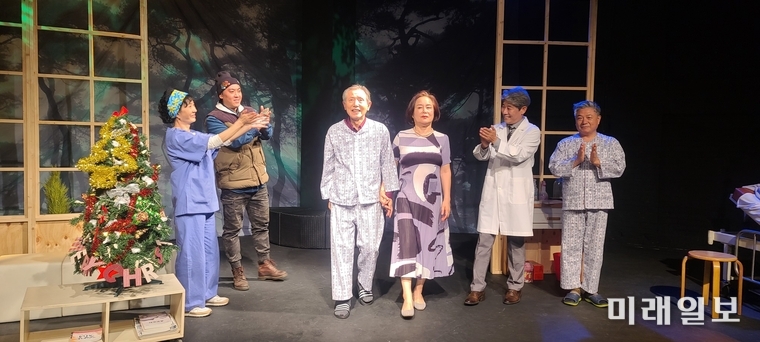 7일 오후 서울 종로구 혜화동 대학로 '공간아울'에서 개막된 극단 '원'의 제4회 정기공연 '동행'이 공연을 마친 후 출연 배우들이 관객을 향해 무대인사를 하고 있다./사진=장건섭 기자