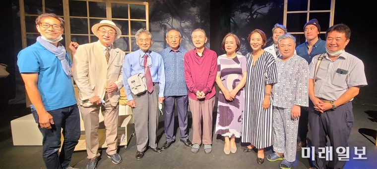 7일 오후 서울 종로구 혜화동 대학로 '공간아울'에서 개막된 극단 '원'의 제4회 정기공연 '동행'이 공연을 마친 후 출연 배우들과 극단 관계자들이 기념촬영을 하고 있다./사진=장건섭 기자