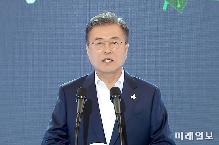 문재인 대통령이 14일 청와대 영빈관에서 열린 ‘한국판 뉴딜 국민보고대회’에서 인사말을 하고 있다./사진=청와대 제공