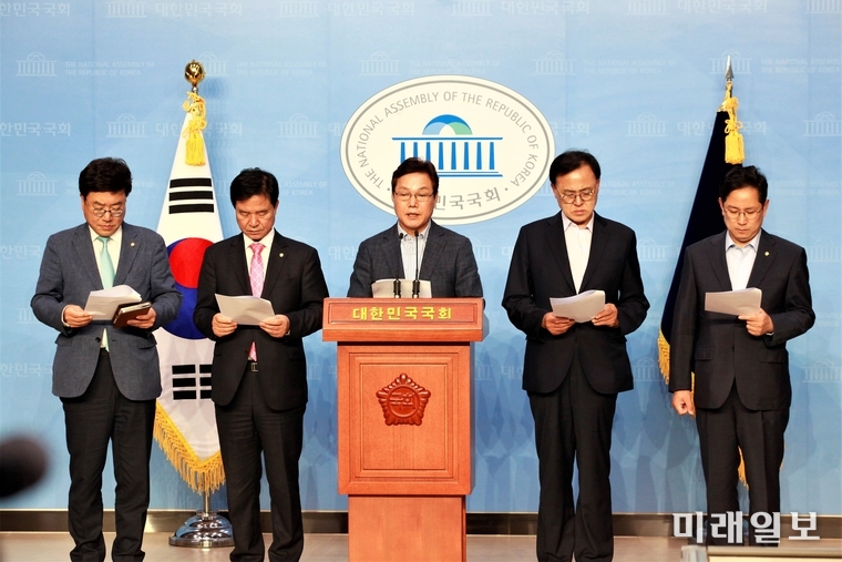 박완수 미래통합당 행정안전위원회 간사를 비롯한 소속 위원들이 15일 서울 오후 여의도 국회 소통관에서 고(故) 박원순 전 서울시장 의혹 관련 입장문을 발표하고 있다./사진=장건섭 기자