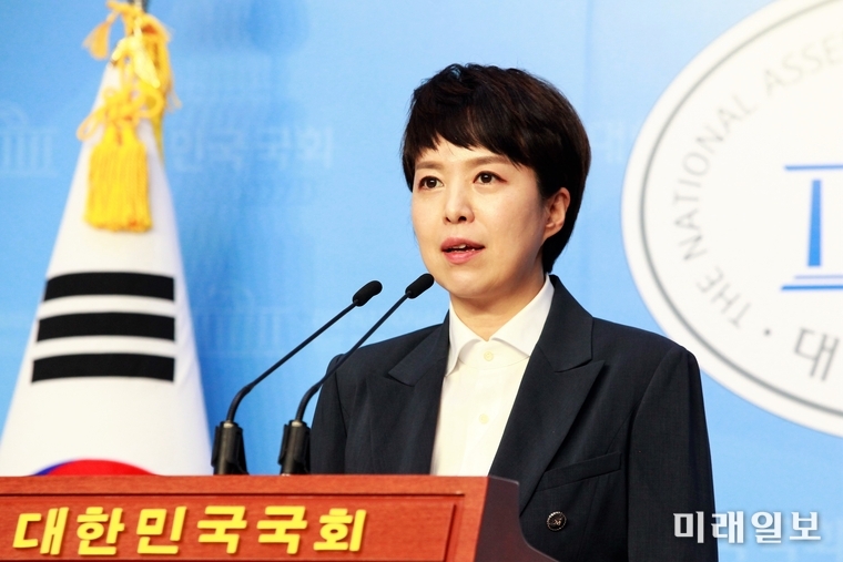 김은혜 미래통합당 대변인이 15일 오후 서울 여의도 국회 소통관에서 故 박원순 서울시장 사망과 관련 논평을 발표하고 있다./사진=장건섭 기자