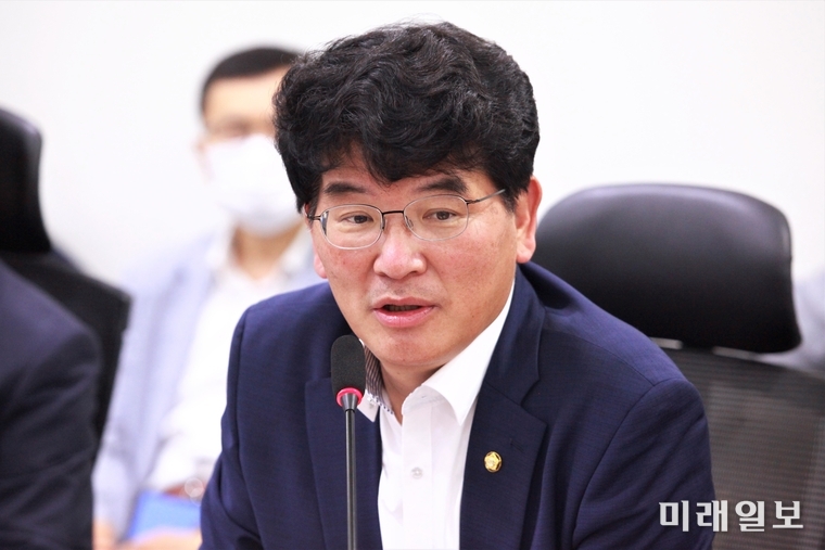 박완주 더불어민주당 의원이 16일 오전 국회 의원회관 제7간담회실에서 개최된 '검시관 제도 도입을 위한 토론회'에서 인사말을 하고 있다./사진=장건섭 기자