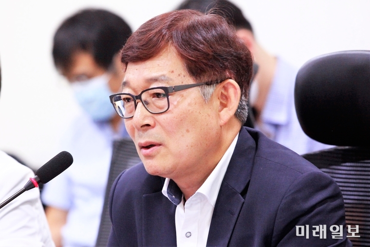 이인람 '대통령소속 군사망사고진상규명위원회 위원장이16일 오전 국회 의원회관 제7간담회실에서 개최된 '검시관 제도 도입을 위한 토론회'에서 인사말을 하고 있다./사진=장건섭 기자