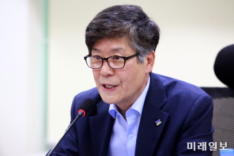김희수 변호사(전 의문사진상규명위원회 상임위원)이16일 오전 국회 의원회관 제7간담회실에서 개최된 '검시관 제도 도입을 위한 토론회'에서 인사말을 하고 있다./사진=장건섭 기자