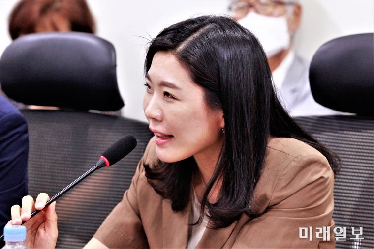 신현영 더불어민주당 의원이 16일 오전 국회 의원회관 제7간담회실에서 개최된 '검시관 제도 도입을 위한 토론회'에서 인사말을 하고 있다./사진=장건섭 기자