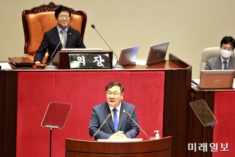 김태년 더불어민주당 원내대표가 20일 오전 서울 여의도 국회 본회의에서 교섭단체 대표연설하고 있다./사진=장건섭 기자
